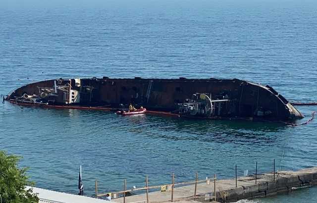 В Одессе поднимают затонувший танкер Delfi