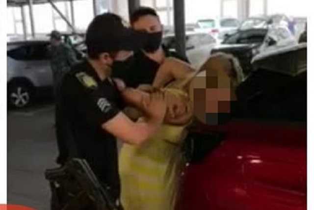 В Киеве пьяная женщина устроила эпичное ДТП и разделась перед полицией