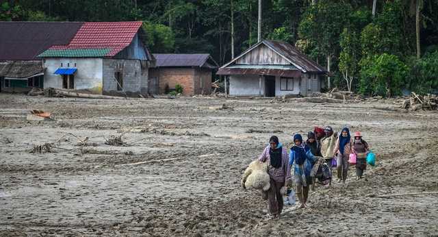 Наводнение и оползни в Индонезии убили десятки людей