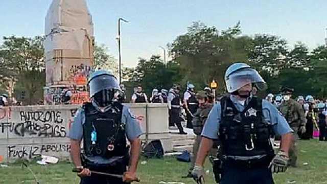 В США около 18 полицейских пострадали, защищая памятник Колумбу