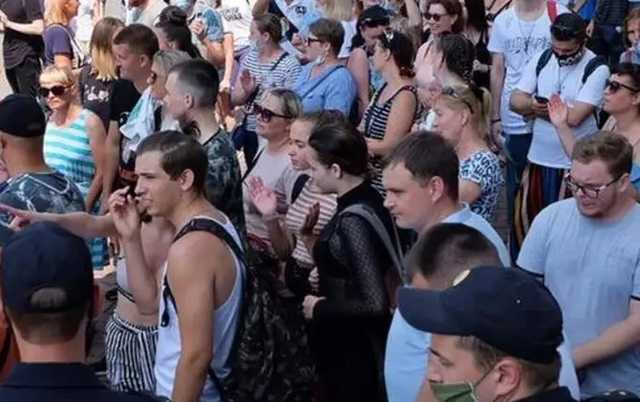 В российском Хабаровске возобновился протест против власти: сотни людей вышли на митинг