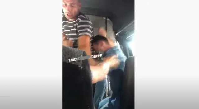 В Днепре пассажиры избили и вытолкали из маршрутки мужчину без маски