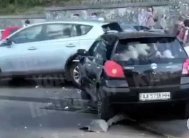 Возле Пешеходного моста в Киеве произошло масштабное ДТП