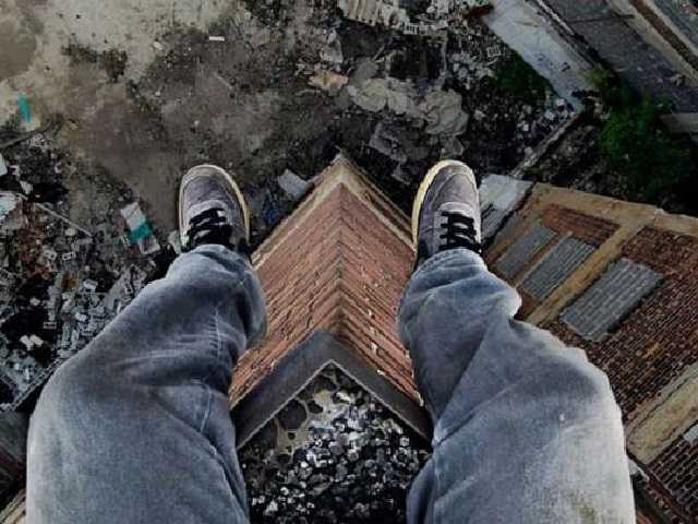 Схватили за руки за миг до падения: в Тернополе спасли мужчину от самоубийства