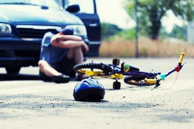 На Київщині у дворі будинку жінка збила дитину