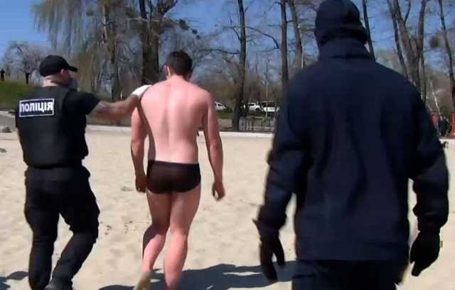 Суд оправдал пловца, который во время карантина пытался вплавь попасть в Гидропарке