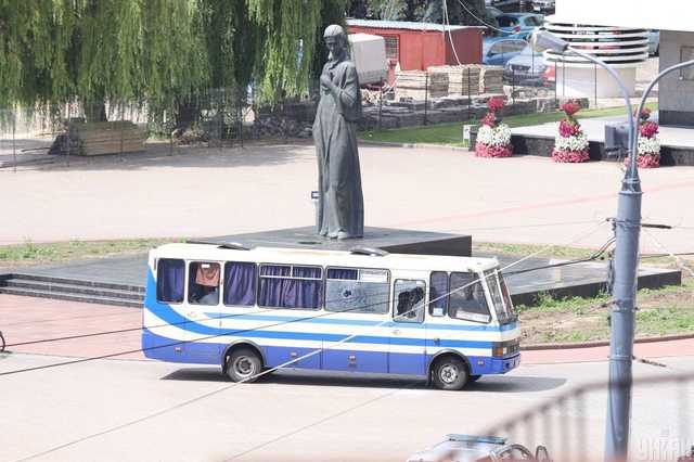 На місці захоплення заручників у Луцьку періодично лунають постріли