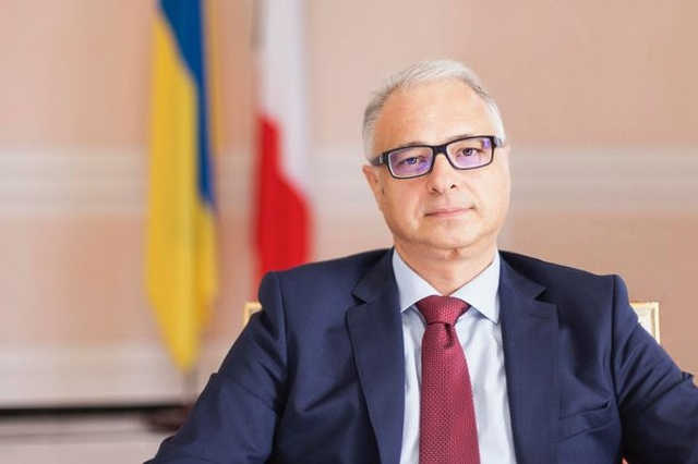 Звільнений посол придбав за безцінь службову нерухомість у столиці і в області