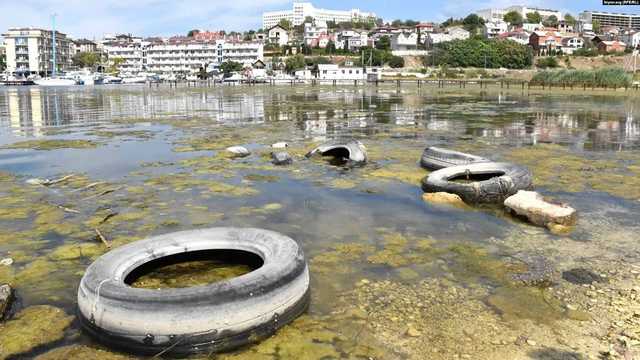 Появились фото жуткого состояния Стрелецкой бухты в Крыму: повсюду мусор и покрышки