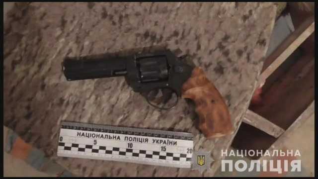 Под Одессой 60-летний мужчина из окна собственного дома устроил стрельбу по полицейским