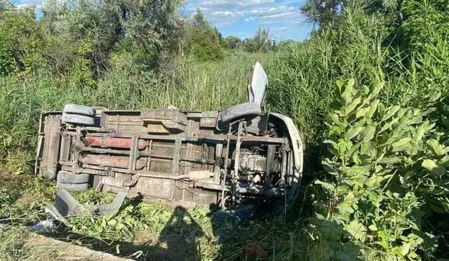 Под Днепром водитель перевернул автобус в кювет и сбежал: 15 пострадавших