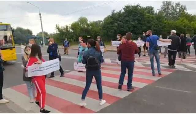 В Сумах возмущенные люди перекрыли трассу из-за отсутствия воды