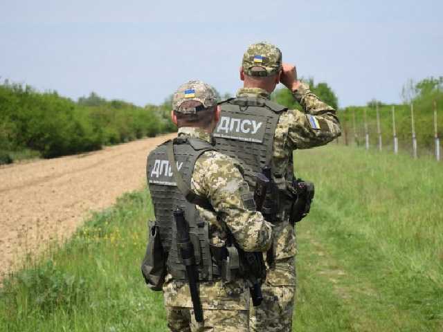 Иностранец шел через границу с Польшей в камуфляже украинских пограничников