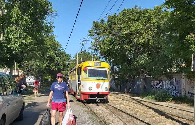 В Одессе хулиганы забросали трамвай камнями: разбито стекло, ранена пассажирка
