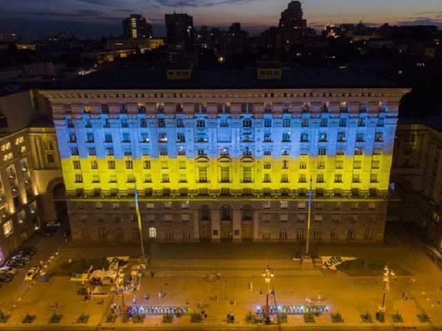 Здание киевской мэрии стало сине-желтым