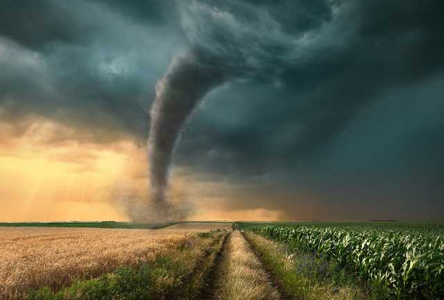 Курортники бежали в панике: смерч прогулялся по пляжу в Кирилловке