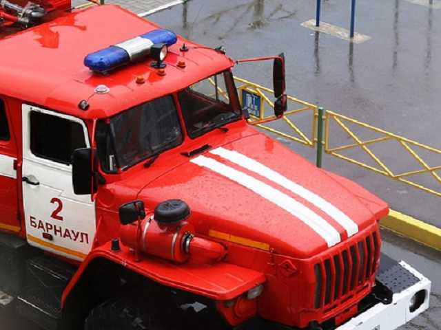 В России пожарная машина без тормозов таранила движущийся поезд: жесткое видео