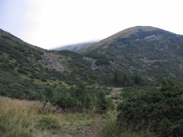 Непогода в Карпатах: туристов с Говерлы вывозили вездеходами