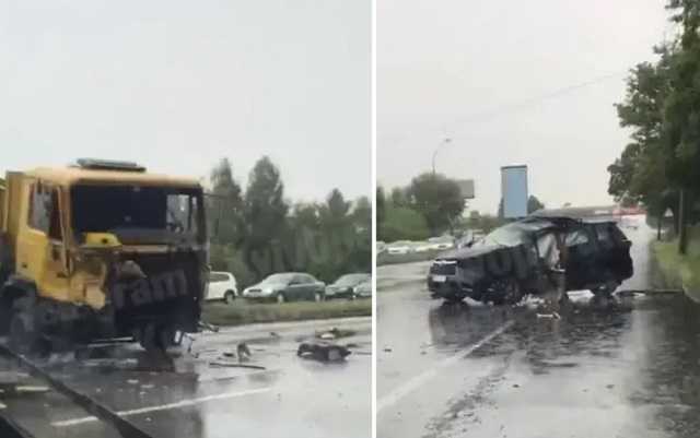 В Киеве произошло масштабное ДТП с грузовиком
