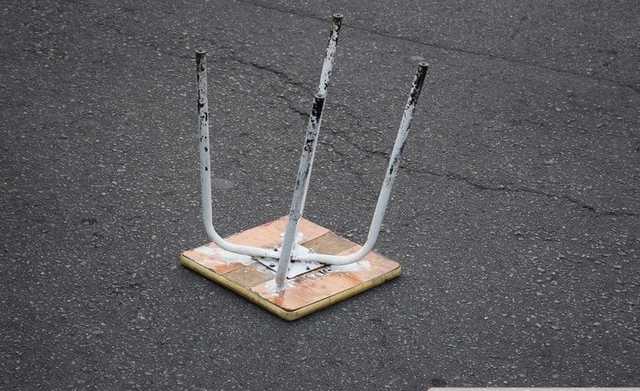 В центре Николаева посетителя кафе до полусмерти избили табуреткой по голове