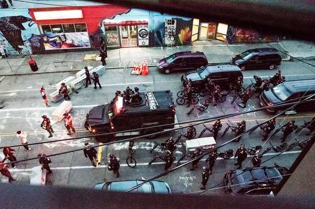 У Сіетлі поліція вступила в сутичку з некерованою юрбою: понад 20 поліцейських постраждали