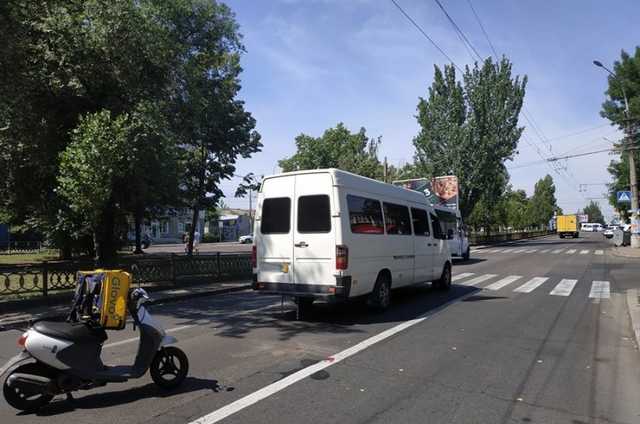 В центре Николаева курьер Glovo на мопеде врезался в микроавтобус