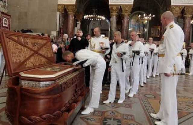 На торжествах в честь дня ВМФ в России целовали череп Ушакова