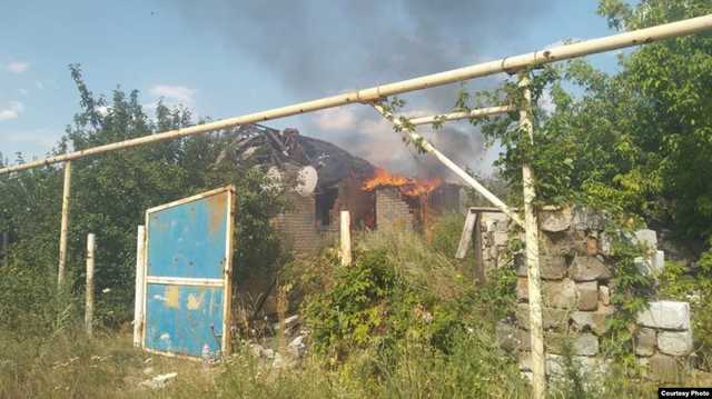 На Донбасі спалахнула пожежа через обстріли бойовиків