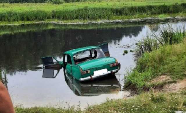Автомобіль з’їхав із дороги в річку на Житомирщині, водій загинув, – ДСНС