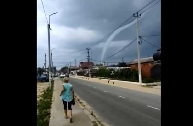 Туристы разбегались кто куда: на побережье Азовского моря возник смерч
