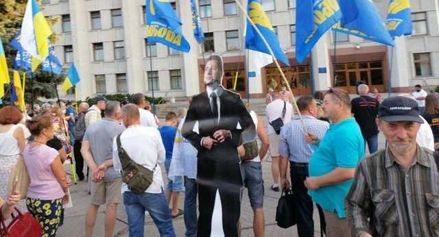 В Полтаве на митинге националисты «повесили» Зеленского