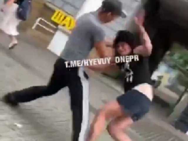 В Днепре отморозок зверски избивал женщину, а местные жители просто проходили мимо
