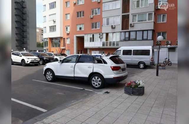 В Харькове мужчина выпал из окна многоэтажки на припаркованный автомобиль