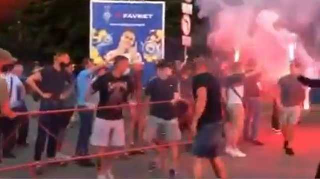 Фанати “Динамо” влаштували Суркісу “коридор ганьби” з фаєрами