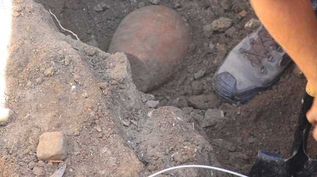 Студенты нашли в Белгород-Днестровском запечатанную стеклянную бутылку времен Османской империи