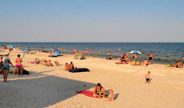 На украинском пляже заметили ребенка "на цепи"