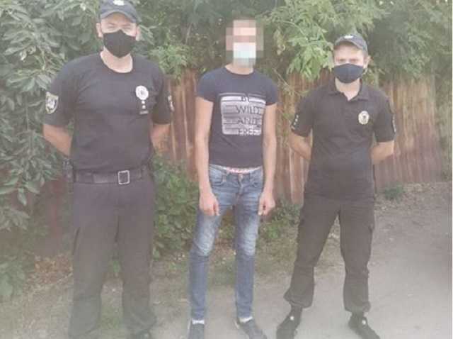 На Луганщине пьяный мужчина сжег флаг Украины: в полиции показали фото вандала