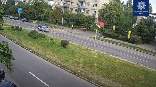 Появилось видео, как в Киеве женщину сбили прямо на пешеходном переходе