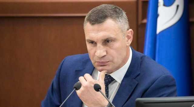 Костыль в помощь: Кличко показал, как работает с травмированной ногой