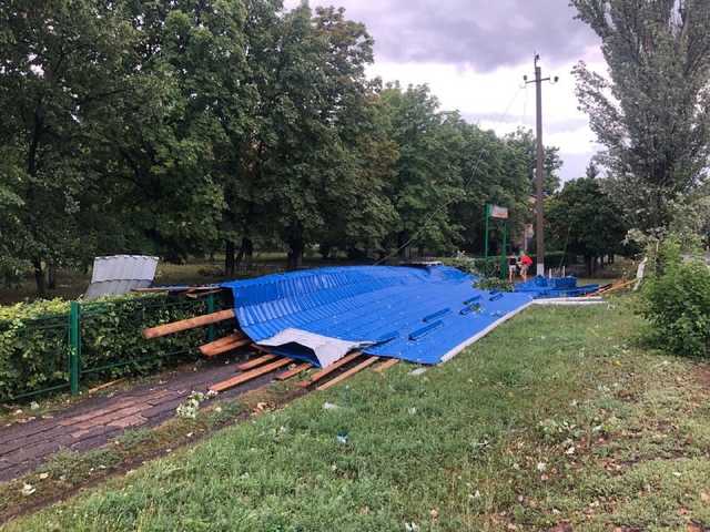 Ураган на Донбассе сорвал крышу с больницы и "перекрыл" улицы