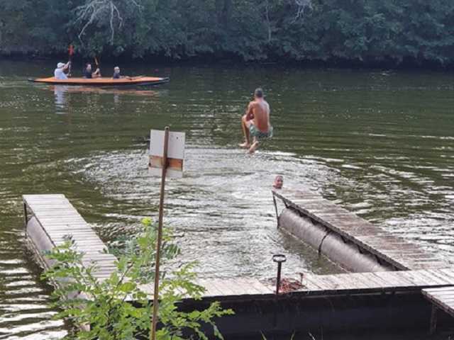 На водоеме под Днепром мужчины устроили стрельбу рядом с купающимися детьми