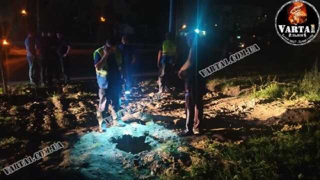 Рухнули с трехметровой высоты: во Львове под ногами парочки разверзлась бездна