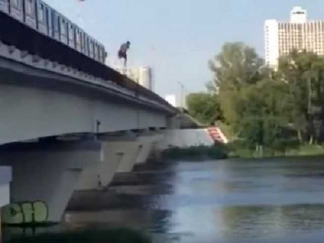 В Киеве суд наказал юного экстремала, прыгнувшего в Днепр с крыши вагона метро