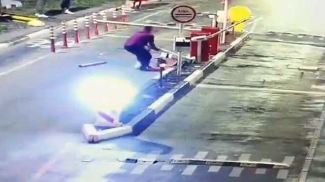 В Киеве вандал разгромил шлагбаум и светофор на въезде на Труханов остров