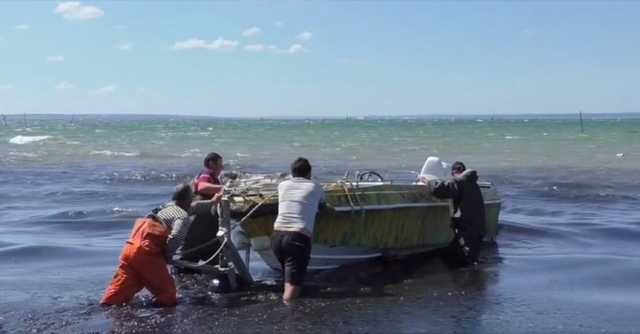 Оккупанты вытащили из Керченского пролива бронемашину, затонувшую больше недели назад