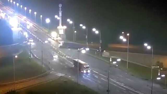 Водитель фуры опасно развернулся сразу через несколько полос у моста Патона в Киеве