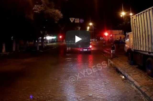 В Одессе невменяемая девушка бросалась под колеса авто