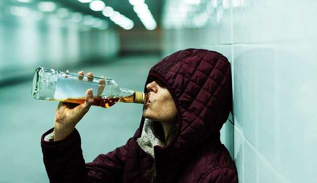 В Киеве алкоголичка три года издевалась над матерью и жила на ее пенсию