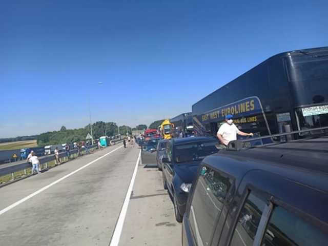 На западной границе Украины образовались огромные очереди