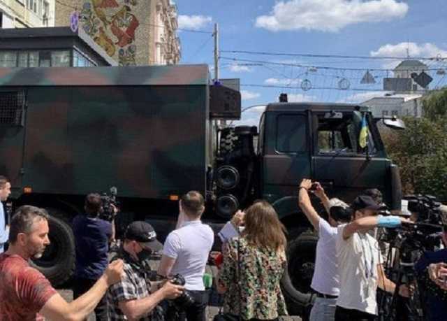 Захват заложника террористом в Киеве: к бизнес-центру "Леонардо" стягивают военную технику